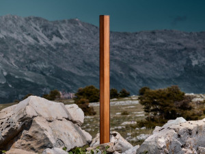 Стальной и деревянный столб боллард