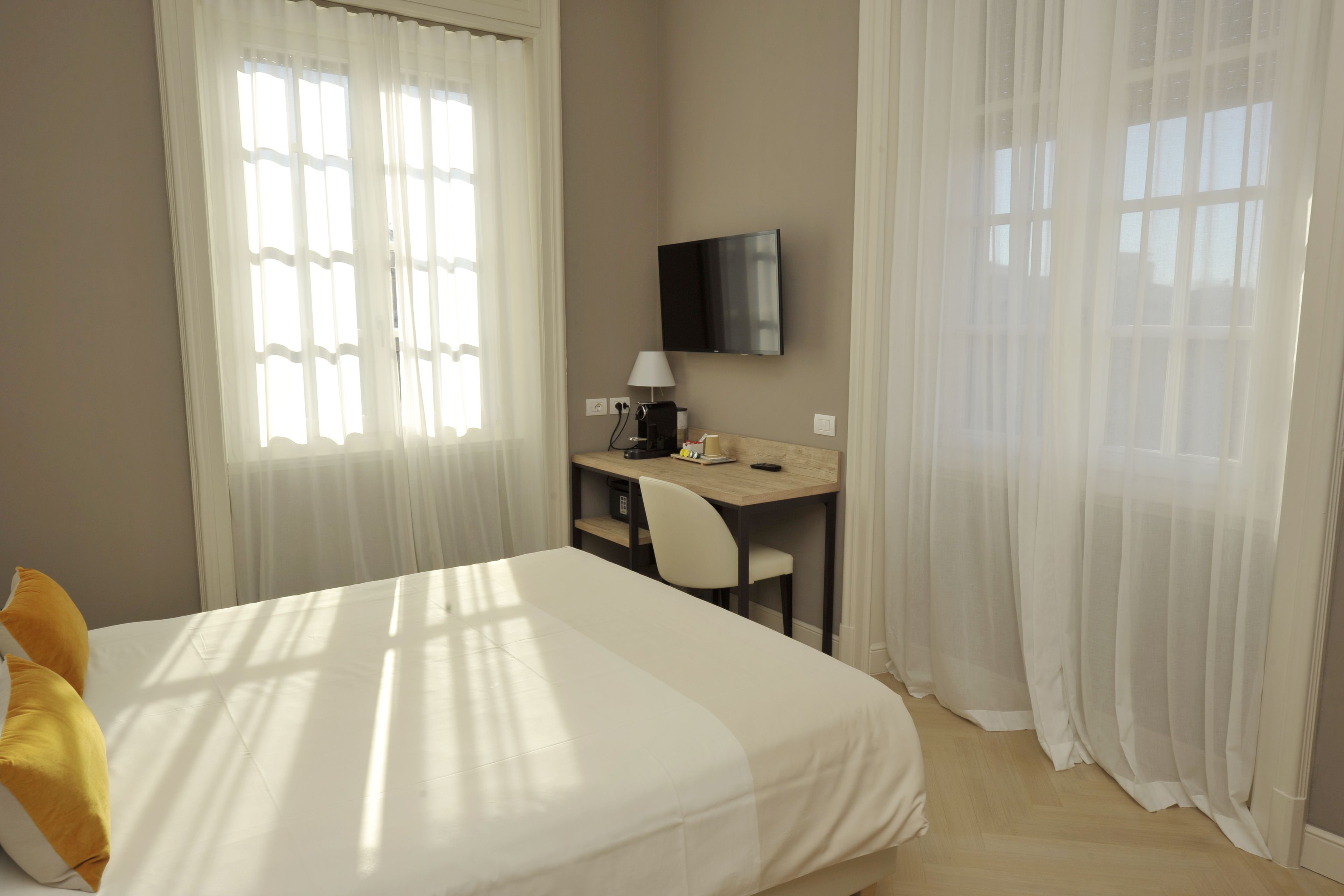 Прямоугольный стол с полками для контракта Mobilspazio ARCH-00076414 - Вид №2