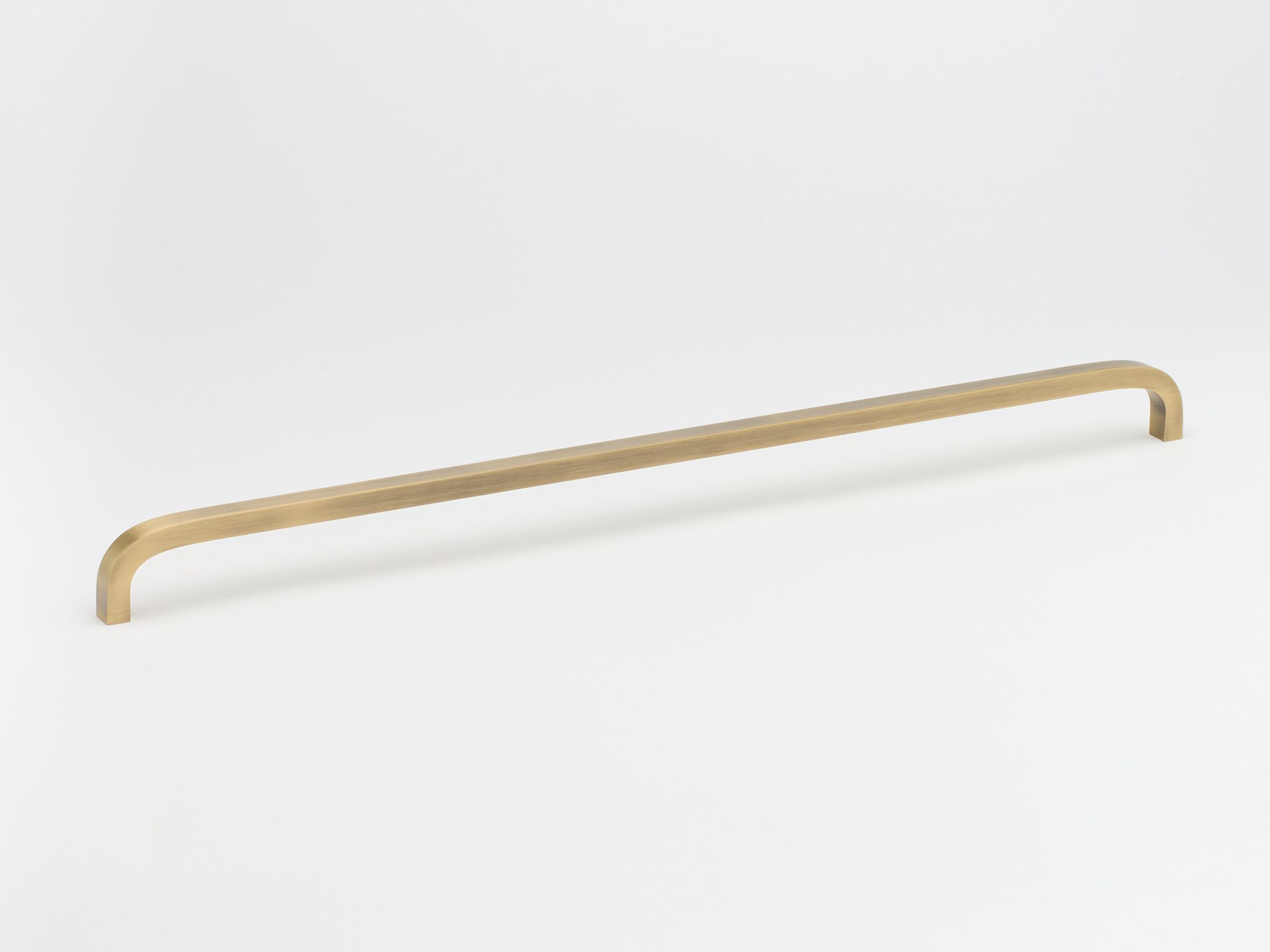 Латунная мебельная ручка Lo & Co Interiors Curve ARCH-00101114