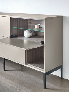 Деревянный шкаф с откидными дверями