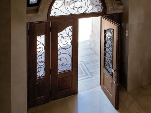 Бронированная входная дверь с открытыми петлями