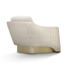 Бархатное кресло с подлокотниками