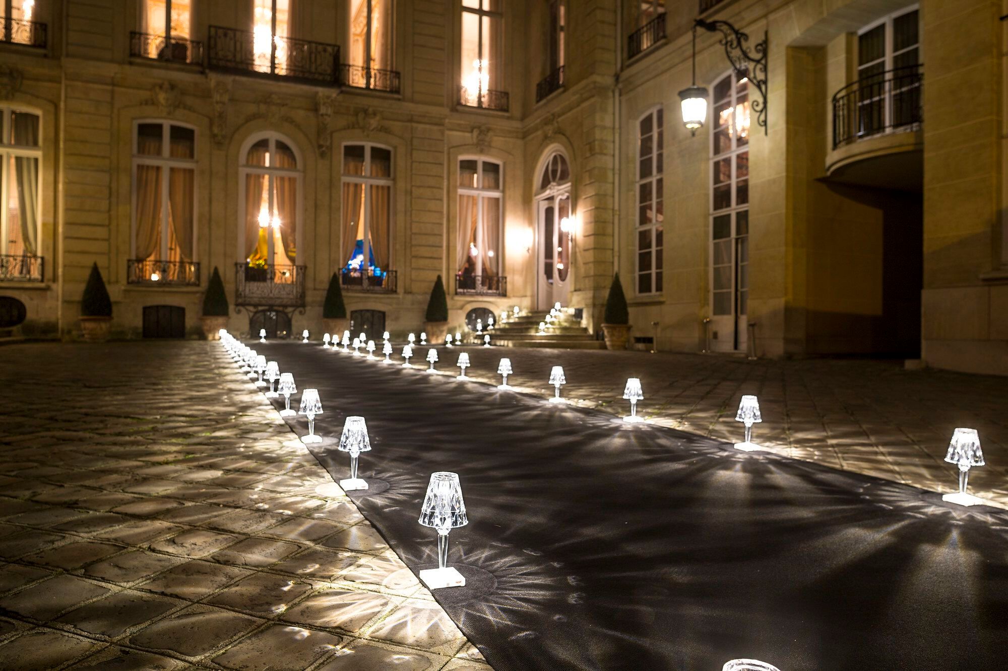 Светодиодная настольная лампа из инженерного пластика с батарейным питанием Kartell BATTERY ARCH-00018992 - Вид №7