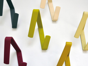 Металлическая настенная вешалка