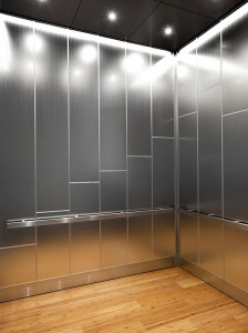 FSRT821 Интерьер лифта Levele-108 показан с верхними панелями из нержавеющей стали с зеркальной отделкой и эко-травлением с изображением городских огней; прямоугольные перила на частном участке Forms-surfaces