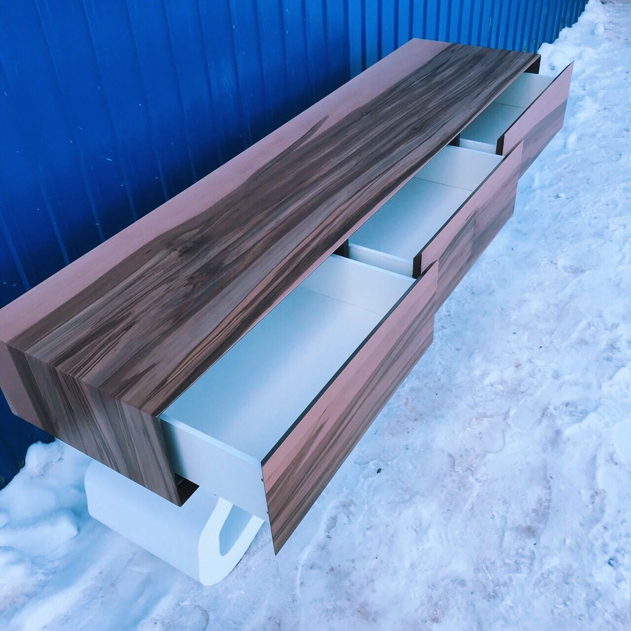 Тумба под телевизор дизайнерская орех, изножье зеленое с текстурой "Эклер" от Odingeniy ODINGENIY  178415 Зеленый;коричневый  - Вид №10