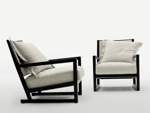 Тканевое кресло с подлокотниками