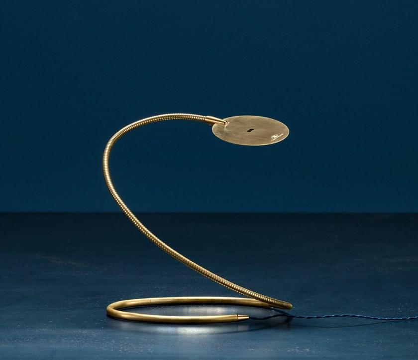 Catellani & Smith Настольная светодиодная лампа из латуни с гибким кронштейном Oggetti senza tempo Hrt - Вид №1