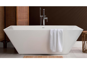 Прямоугольная ванна в центре комнаты в Solique