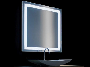 Квадратное настенное зеркало с рамкой