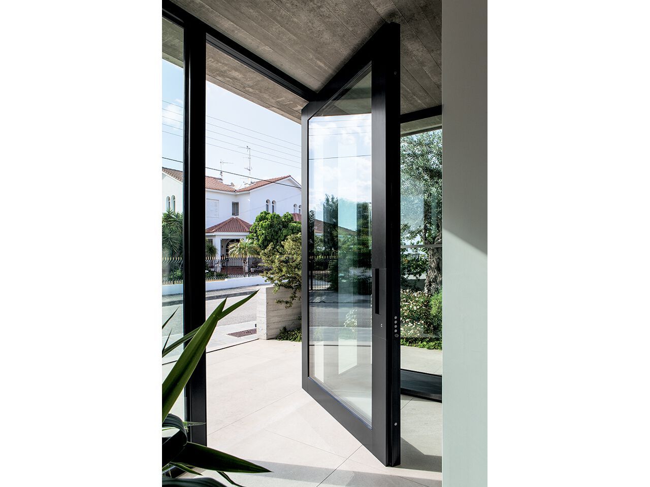 Застекленная входная дверь Oikos Nova ARCH-00029972 - Вид №1