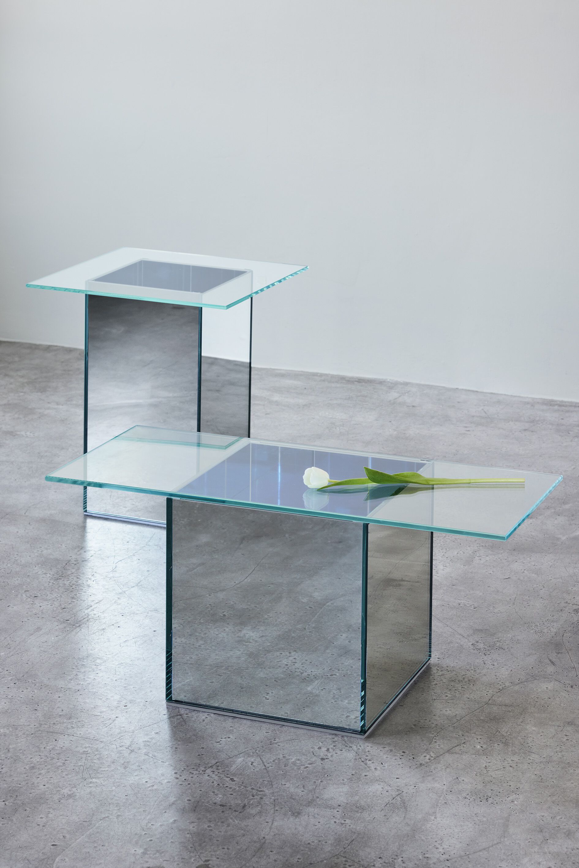 Высокий стеклянный журнальный столик Caroline Chao вид ARCH-00081378 - Вид №1