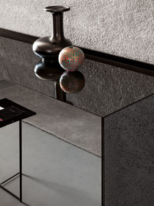 Стеклянный шкаф Stopsol с копланарными дверями