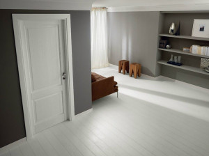 Открытая пористая лакированная деревянная дверь