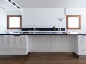 Линейная кухня с островом