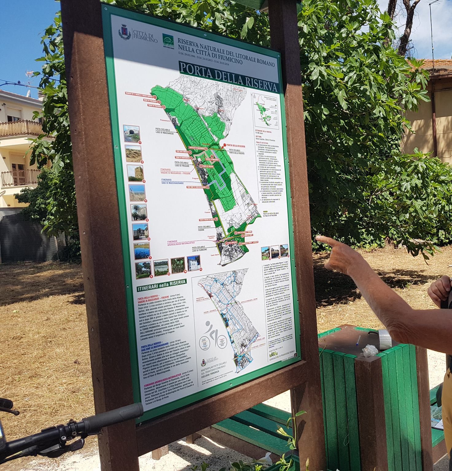 Totem autoportante in Strongplast EUROCOMITALIA современная мебель ARCH-00131231 - Вид №1