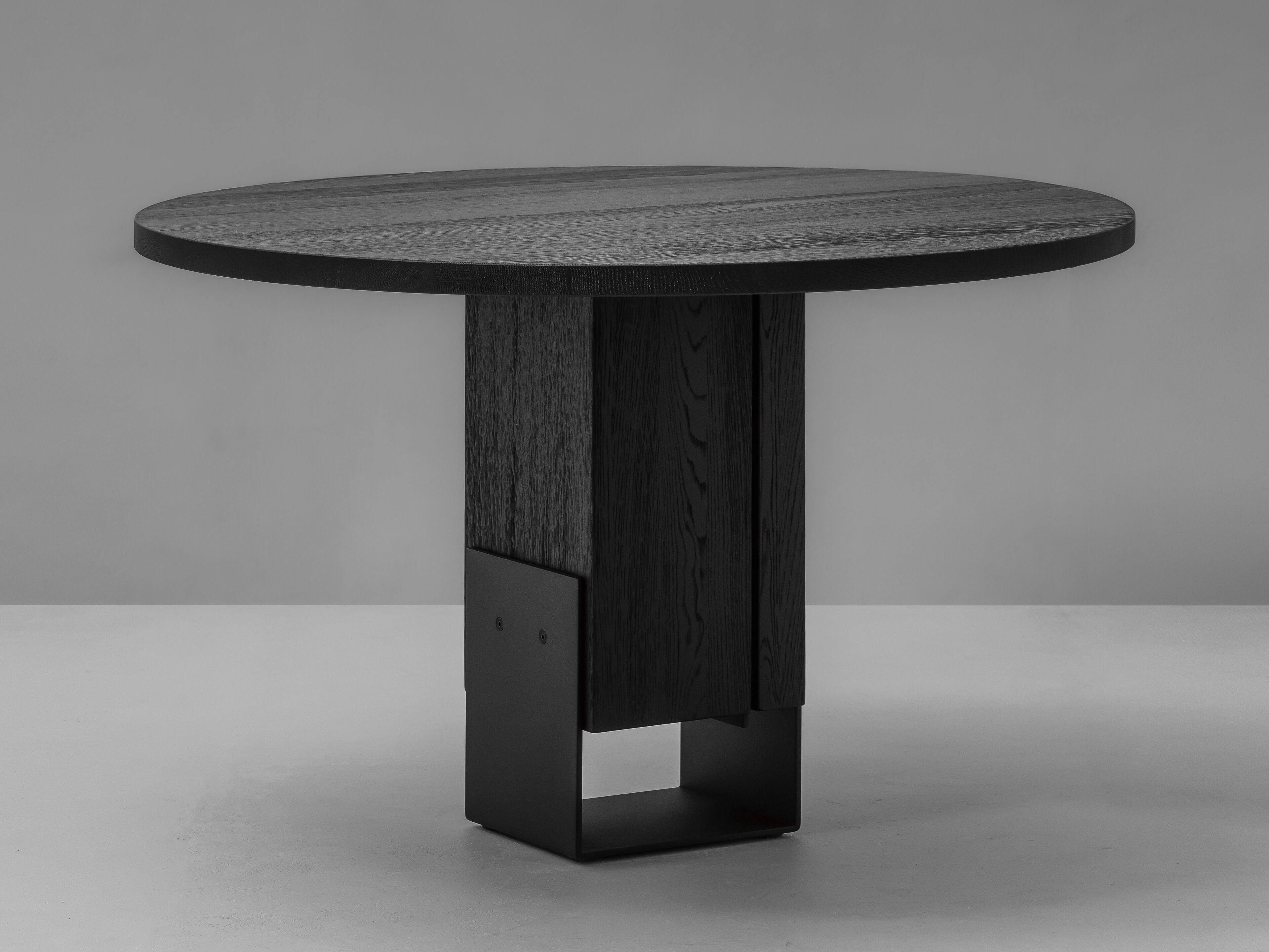 Круглый обеденный стол из массива дерева Van Rossum Kitale ARCH-00063030