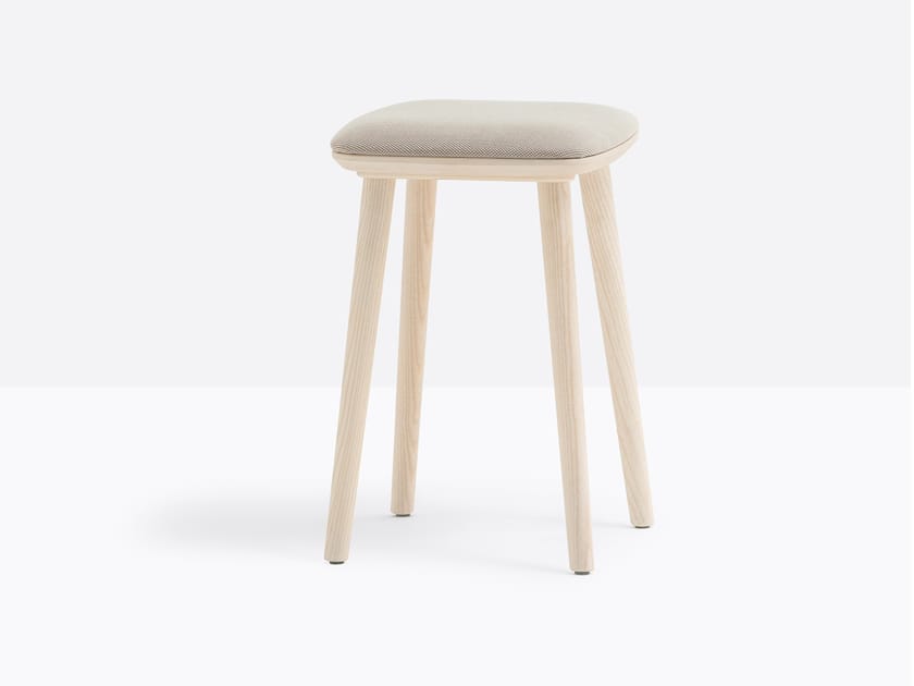 Низкий табурет из ясеня с мягким сиденьем Pedrali Babila ARCH-00088597