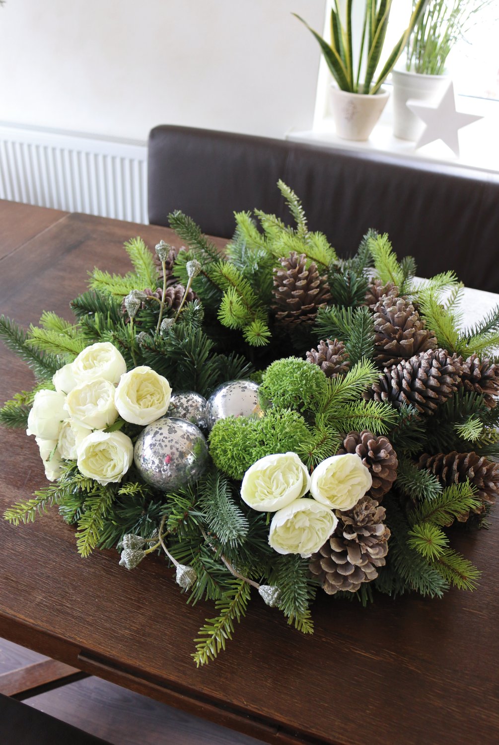 2022 807 a3 Искусственный венок 'смешанная зелень / розы / шары / шишки', Ø 68 см, зелено-белый H-andreas  - Вид №1