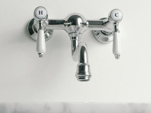 Настенный смеситель для кухни с 2 отверстиями