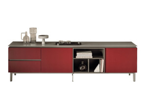 Деревянный шкаф с распашными дверями