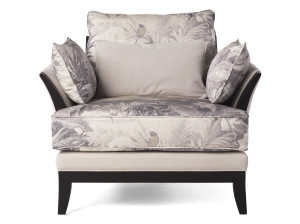 Тканевое кресло с подлокотниками