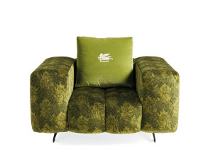 Тканевое кресло с подлокотниками