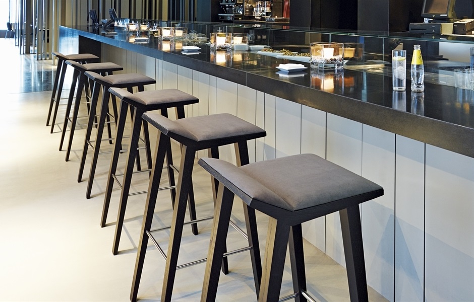 044412 Высокий табурет Andreu World Moody