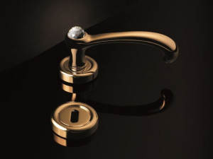 Хромированная латунная ручка с кристаллами Swarovski® на розетке с насадкой