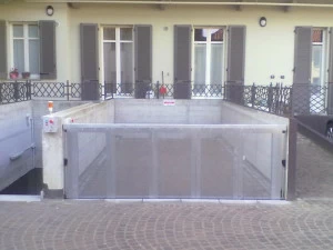 CARMEC Моторизованный вертикальный раздвижной металлический забор Portoni e cancelli