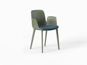 Пластиковый стул с мягким сиденьем