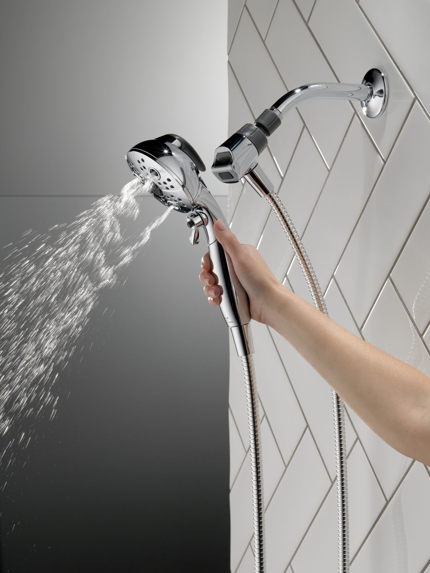 75507 Ручной душ SureDock ™ с 5 настройками Delta Faucet DELTA Хром - Вид №7