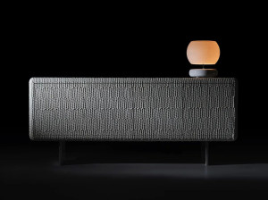 Деревянный шкаф с распашными дверями