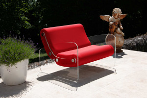 Кресло из ПММА и ткани с подлокотниками