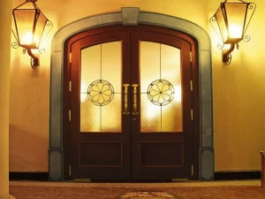 Arnaboldi Interiors Входная дверь со стеклянными панелями