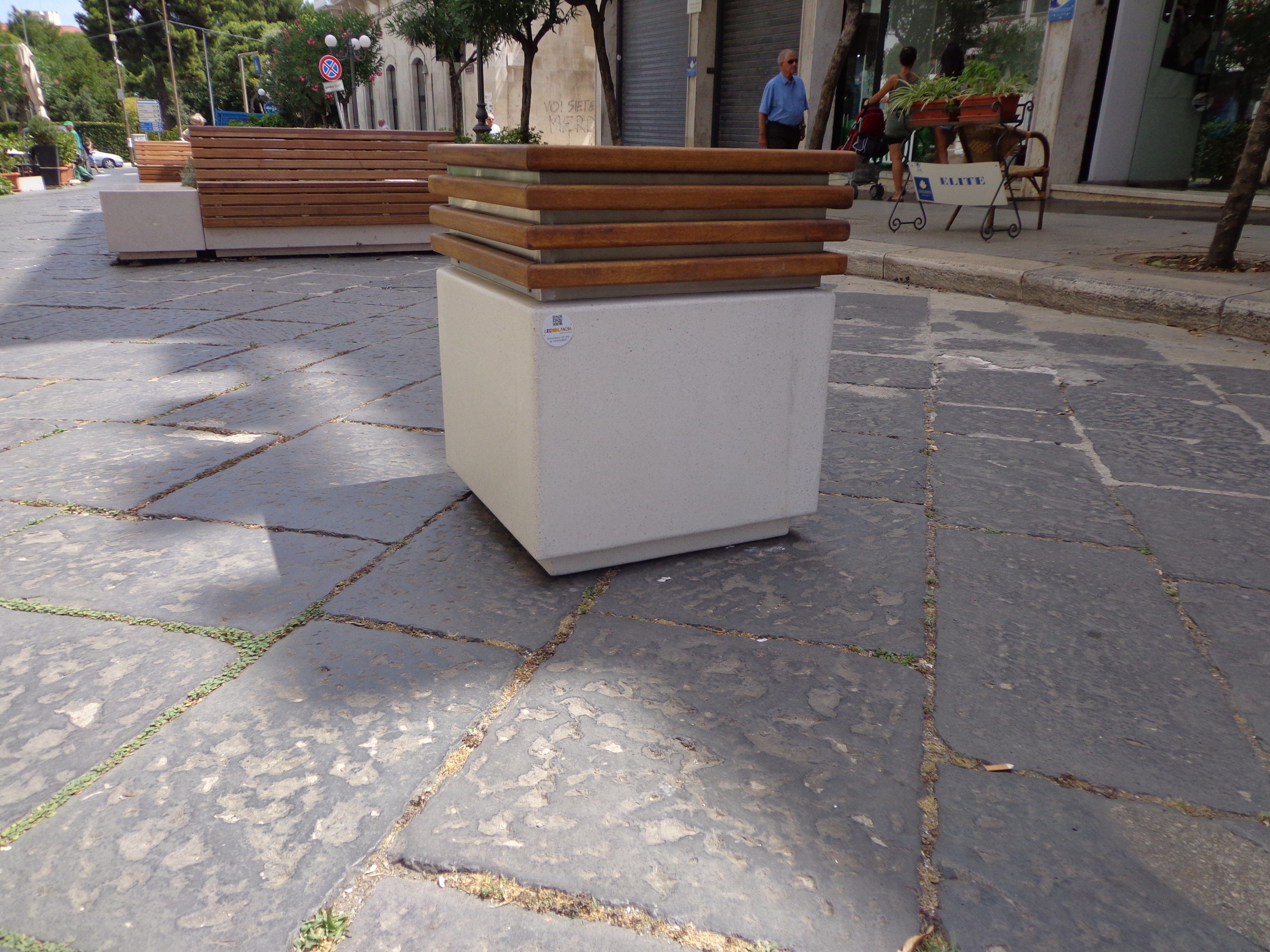 Открытый реконструированный каменный держатель для мусора Viscio Urban Design CHIMNEY ARCH-00018914