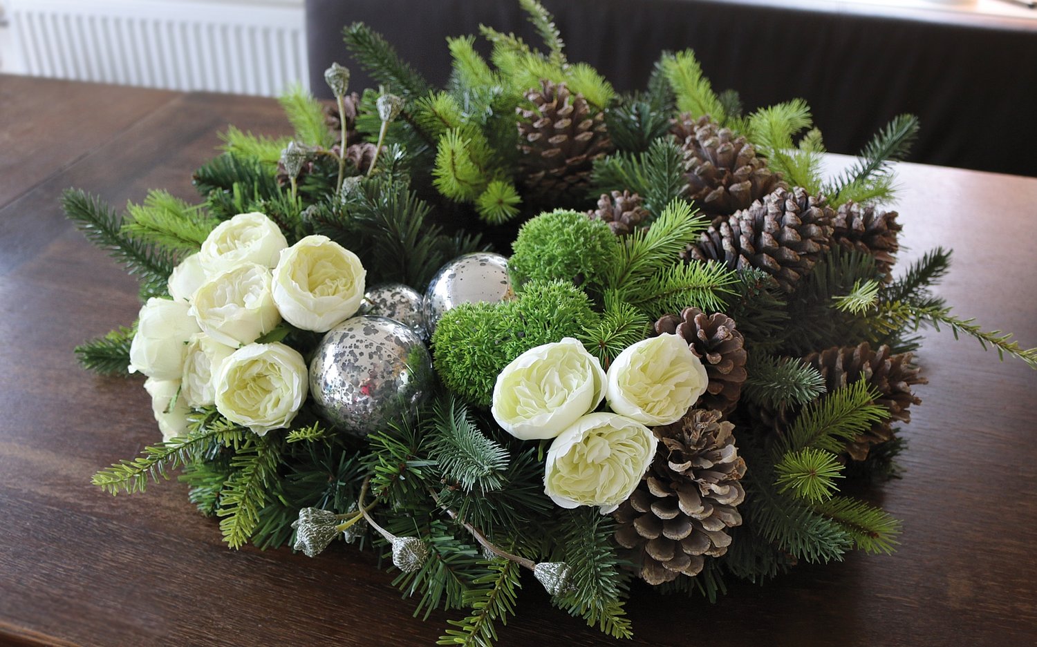 2022 807 a3 Искусственный венок 'смешанная зелень / розы / шары / шишки', Ø 68 см, зелено-белый H-andreas 