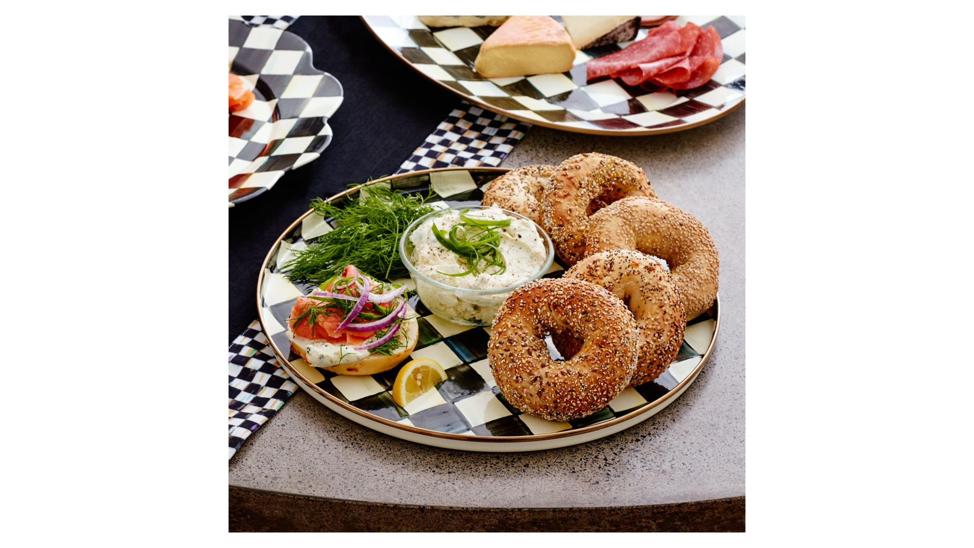 10654520 Mackenzie-Childs Поднос круглый Courtly Check Сталь  - Вид №2