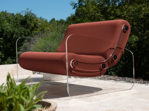 Кресло из ПММА и ткани с подлокотниками