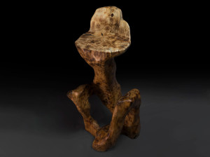 Высокий деревянный стул со спинкой