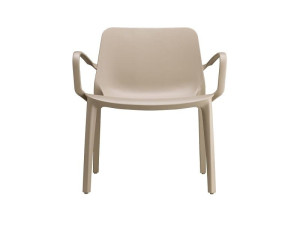 Садовое кресло из инженерного пластика с подлокотниками