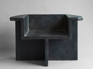 Кресло из волокнистого бетона с подлокотниками