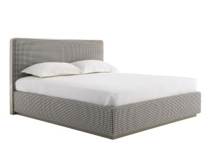 Двуспальная кровать с высоким изголовьем