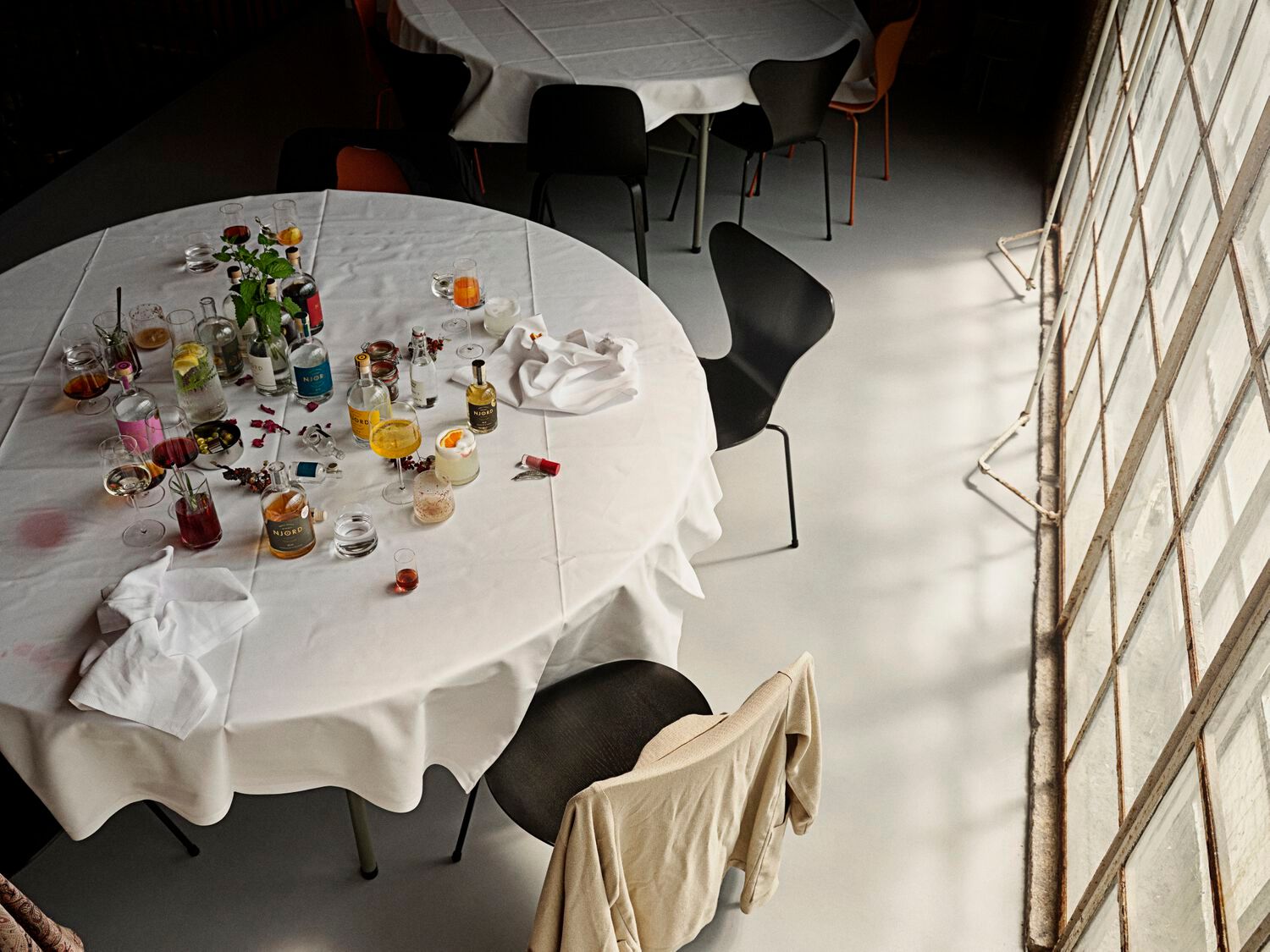 Выдувное стекло белый набор бокалов для вина ZONE DENMARK Rocks ARCH-00053754 - Вид №2