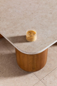 Низкий квадратный журнальный столик из мрамора и дерева