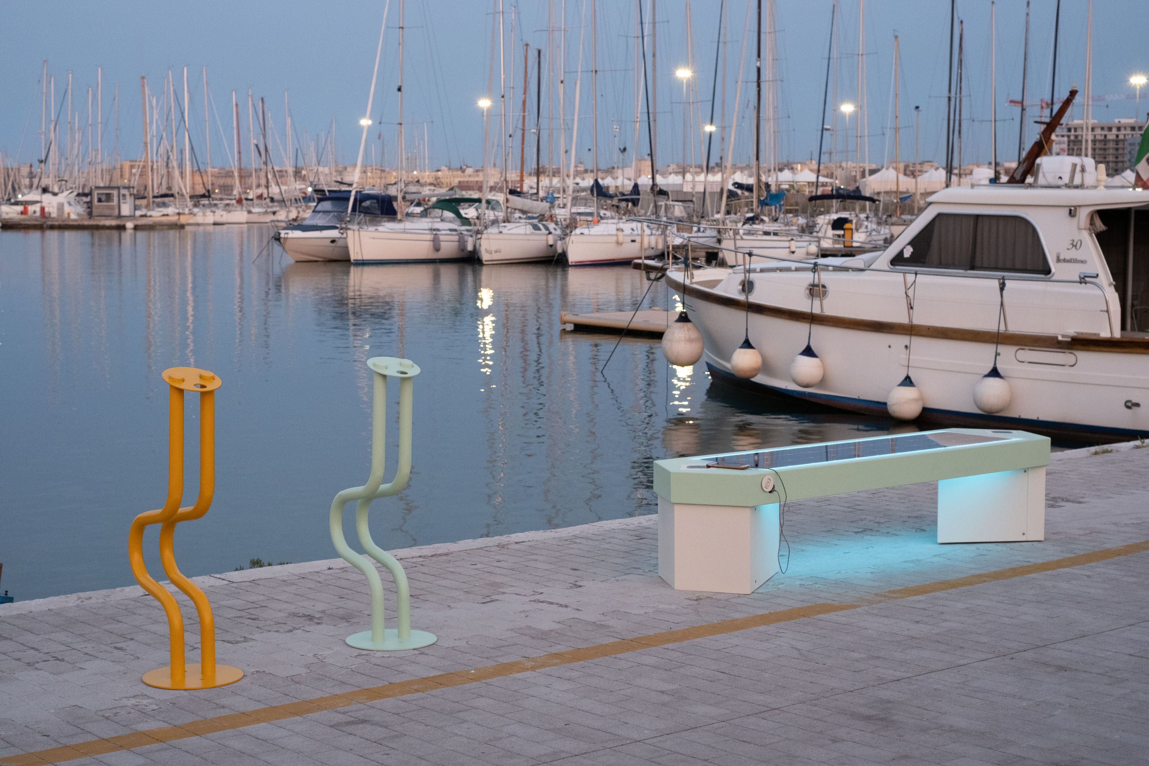 Стальная скамья с USB-разъемом без спинки CITYSì LUX ARCH-00048028 - Вид №1