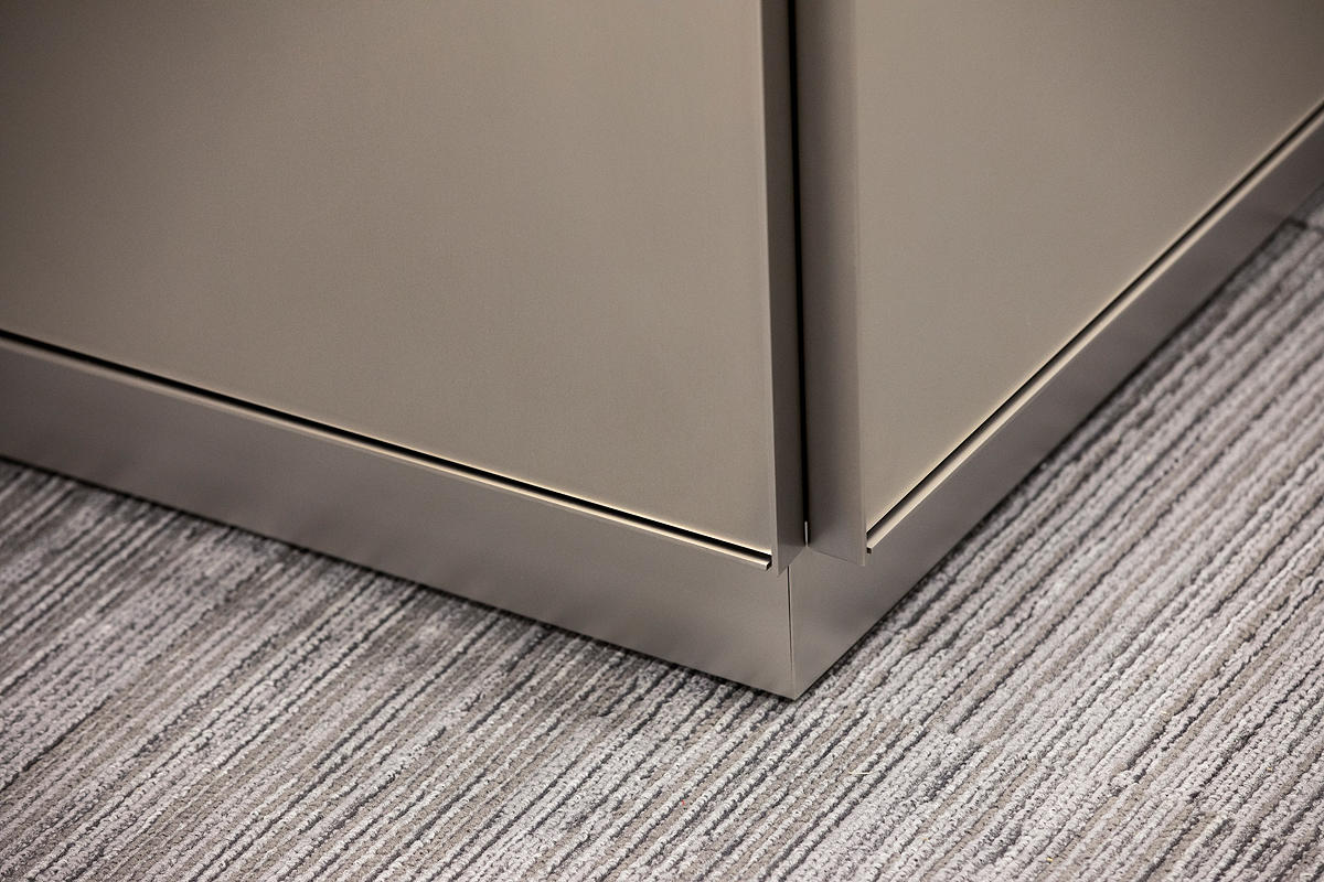 FSRT631 Деталь выравнивающей системы облицовки стен с панелями из вивистрата, слоями стекла в отражающей конфигурации с индивидуальным вытравленным рисунком и стандартной отделкой, а также выступами из нержавеющей стали в Frost Tower, Сан-Антонио, Техас F Forms-surfaces  - Вид №22