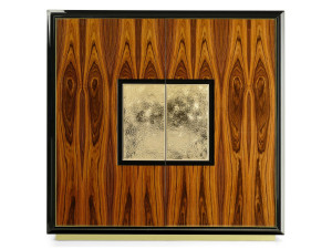 Деревянный шкаф с распашными дверцами