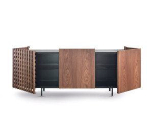 Деревянный шкаф