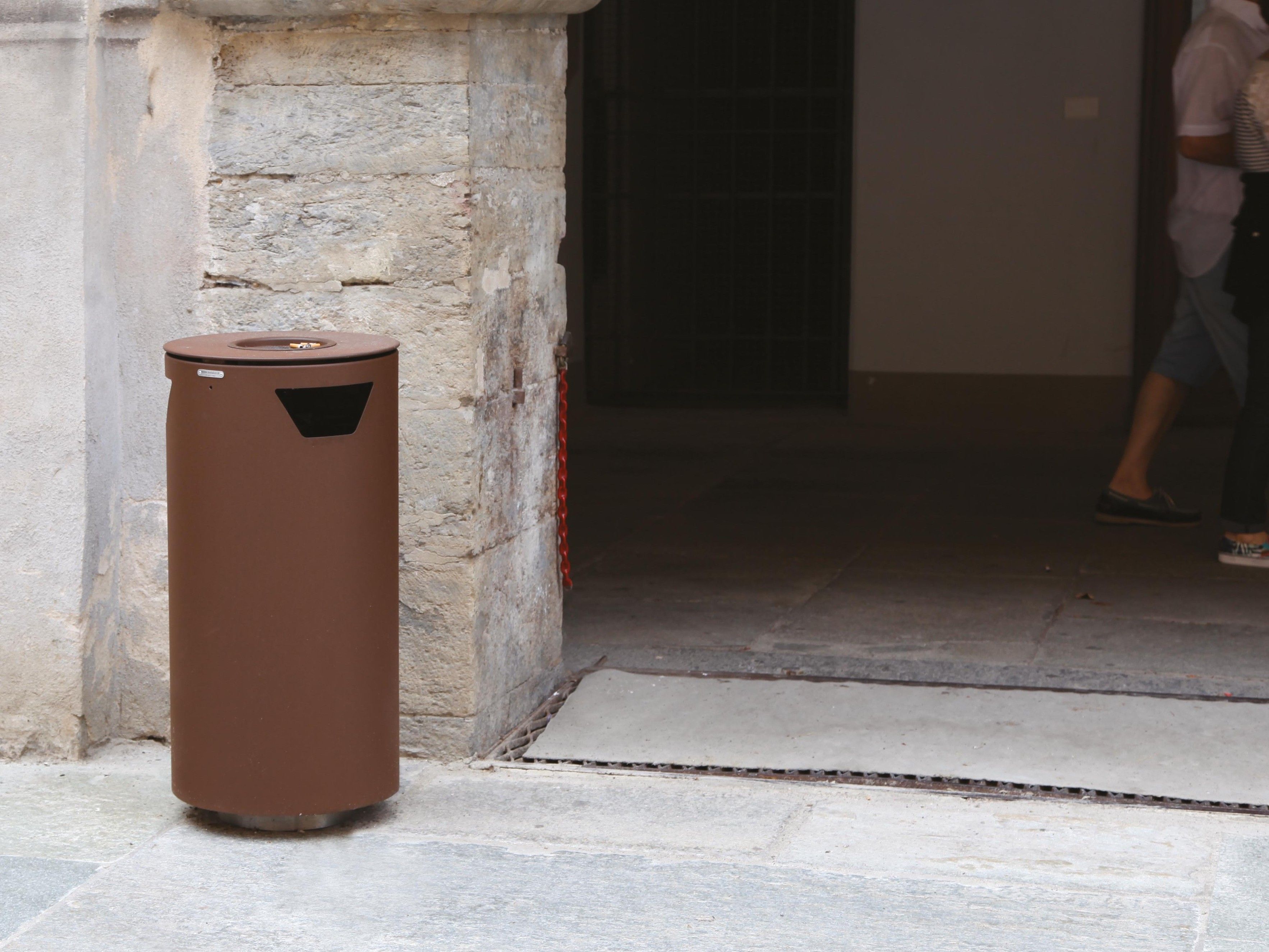 Стальная корзина для мусора Corten™ с крышкой для наружного использования Metalco Spencer ARCH-00138249 - Вид №1